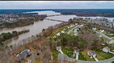 4007 Island Park Ct in Midlothian, VA - Foto de edificio - Building Photo