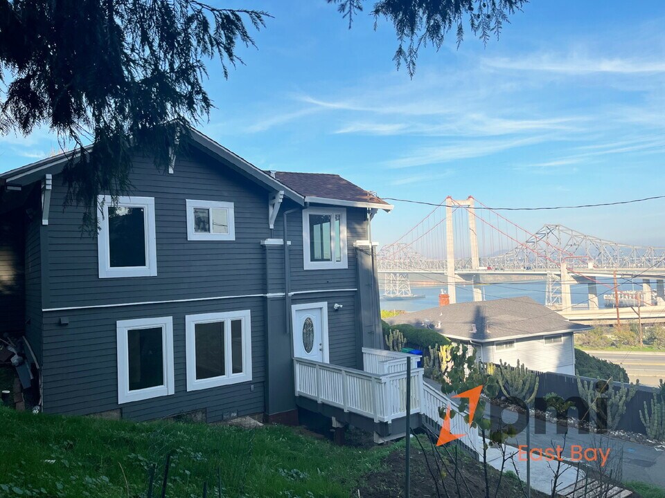 303 Virginia St in Crockett, CA - Building Photo