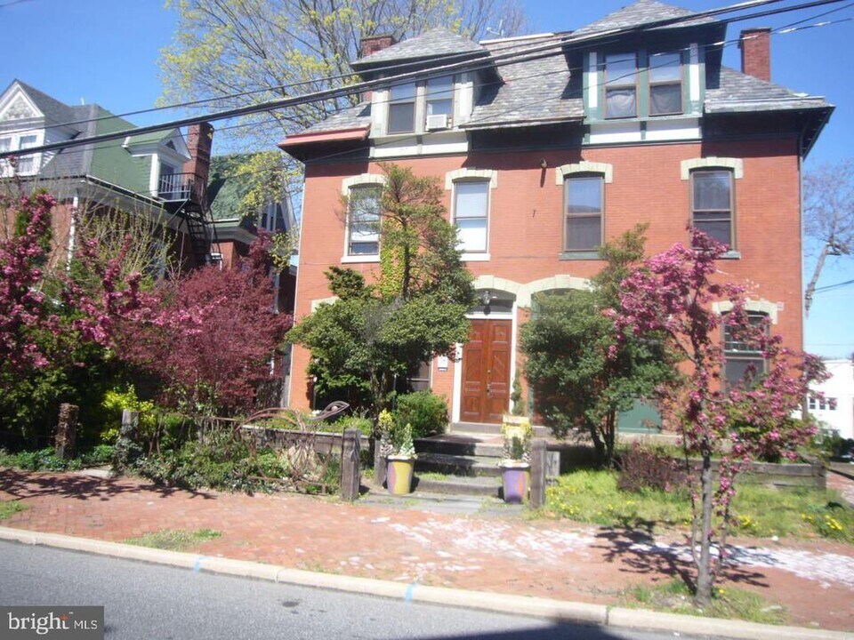 209 W Chestnut St in West Chester, PA - Building Photo