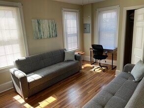 600 Roxborough Ave, Unit 2nd floor in Philadelphia, PA - Building Photo - Building Photo