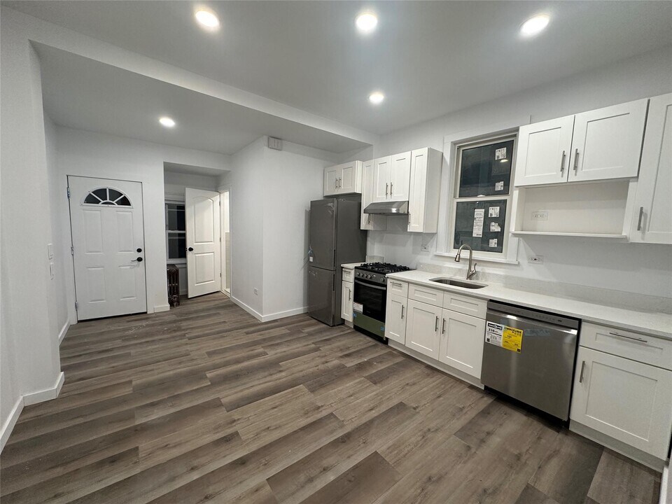 10 Valentine Pl-Unit -A in Queens, NY - Building Photo