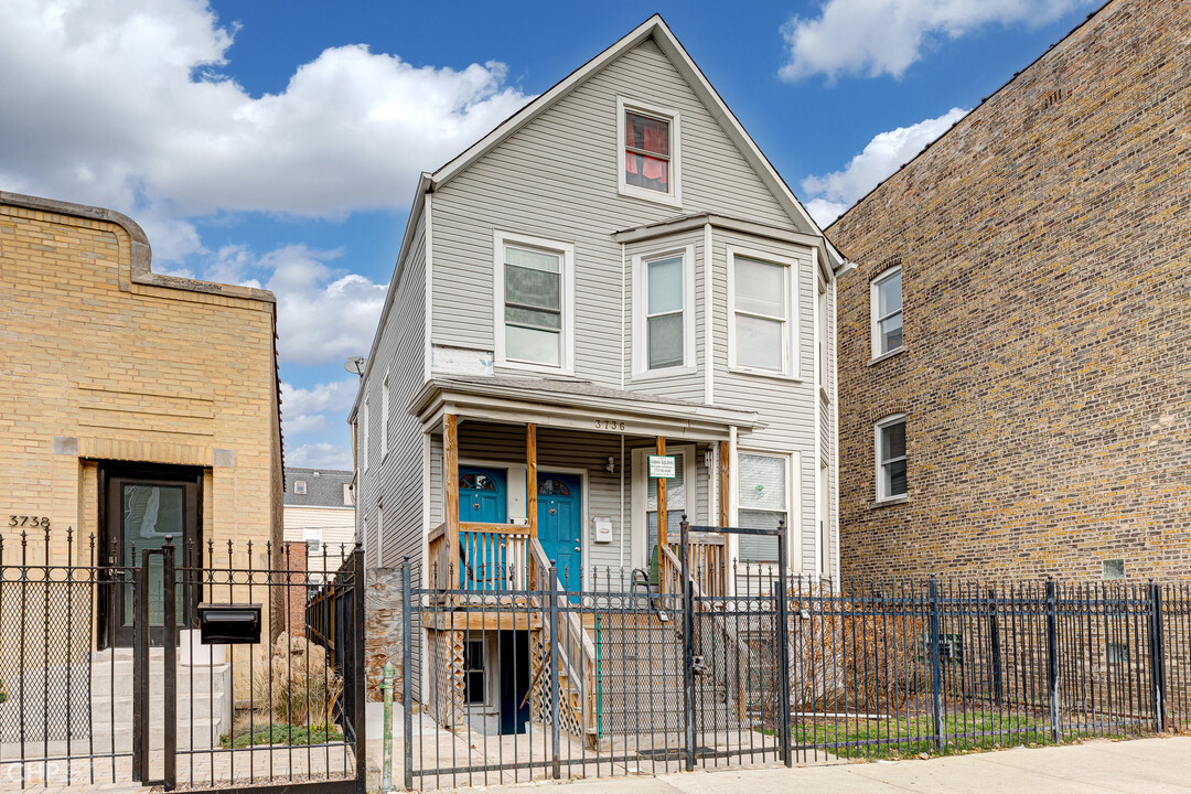 3736 W Diversey Ave in Chicago, IL - Building Photo