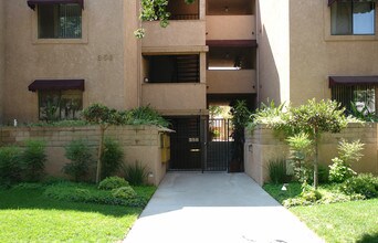 California West in Glendale, CA - Foto de edificio - Building Photo