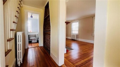 105 Bliss Rd in Newport, RI - Building Photo - Building Photo
