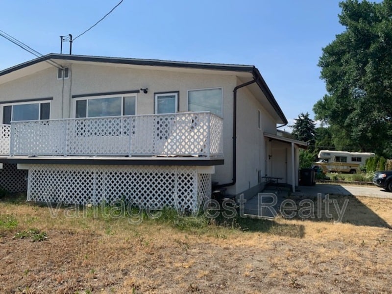 815 Thompson Rd in Kelowna, BC - Building Photo