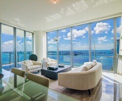 2900 NE 7th Ave in Miami, FL - Building Photo