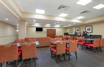 Furnished Studio-Findlay - Tiffin Avenue in Findlay, OH - Foto de edificio - Building Photo