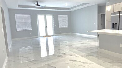 1050 Eisenhower Blvd in Lehigh Acres, FL - Building Photo - Building Photo