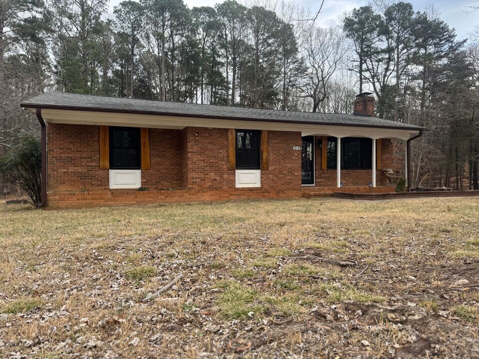 3107 Mclong Dr in High Point, NC - Building Photo