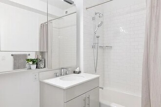 2 21 Malt Dr-Unit -310 in Queens, NY - Building Photo - Building Photo