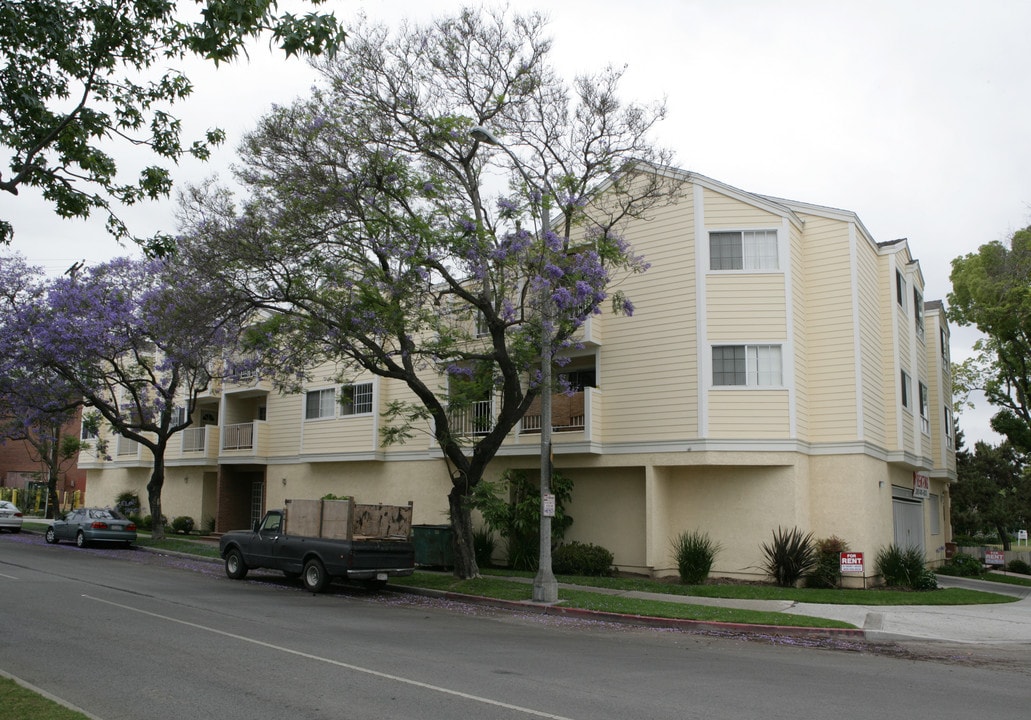 Elm Court in Long Beach, CA - Building Photo