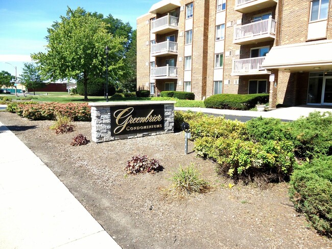 2423 N Kennicott Dr in Arlington Heights, IL - Building Photo - Building Photo