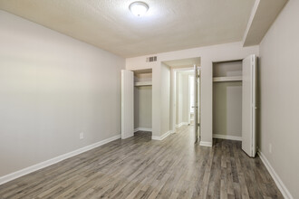 Royal Manor in Decatur, GA - Building Photo - Interior Photo