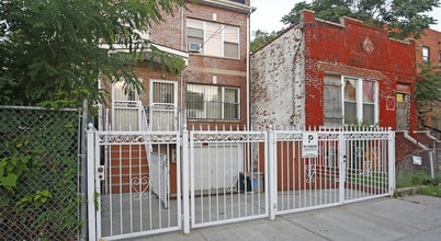 780 Logan St in Brooklyn, NY - Building Photo - Building Photo