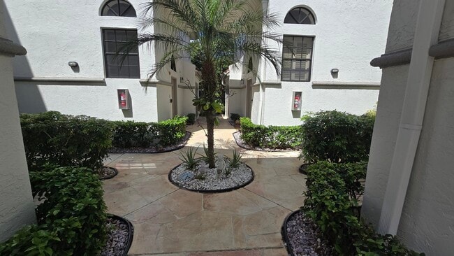 5139 Floria Way in Boynton Beach, FL - Building Photo - Building Photo