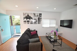 25 Thornton Ave, Unit 1 in Venice, CA - Building Photo - Building Photo