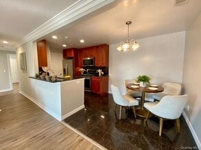 100 Vista View Dr in Farmingville, NY - Foto de edificio - Building Photo