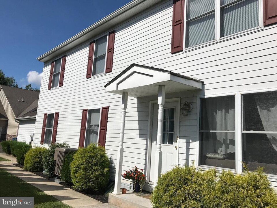 4877 Stump Rd in Plumsteadville, PA - Building Photo