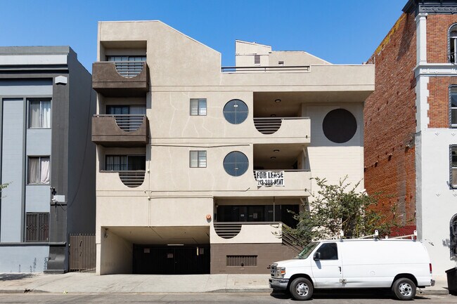 733 S Mariposa Ave in Los Angeles, CA - Foto de edificio - Building Photo