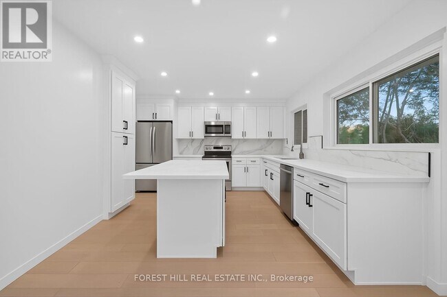 19 Candis Dr in Toronto, ON - Building Photo - Building Photo