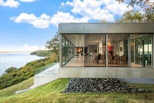 24 Stearns Point Rd in Shelter Island Heights, NY - Building Photo