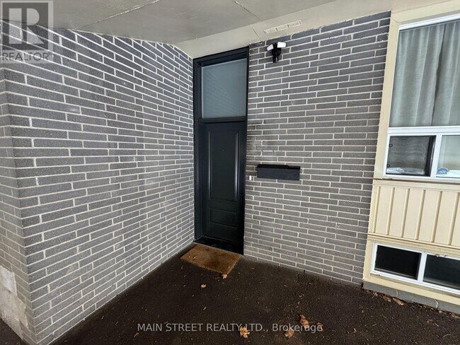 57 Dunning Ave in Aurora, ON - Building Photo - Building Photo