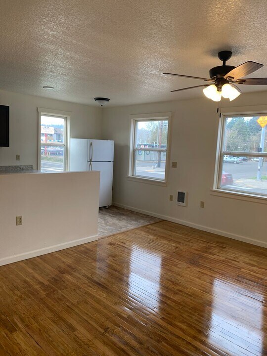 608 SE Tacoma St in Portland, OR - Building Photo