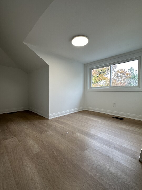 2304 Lake Shore Blvd W in Toronto, ON - Building Photo