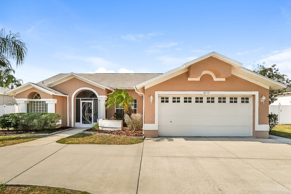 8712 Cypress Lakes Blvd in New Port Richey, FL - Foto de edificio