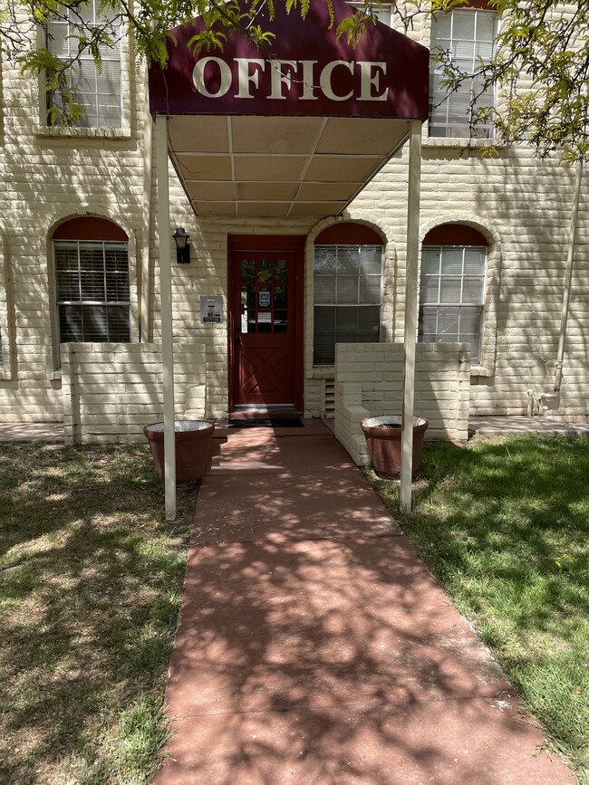 Paramount Place Apartments in Amarillo, TX - Building Photo - Building Photo