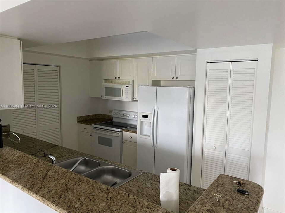 19501 W Country Club Dr in Aventura, FL - Building Photo