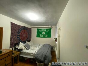 1589 Beacon St, Unit B in Brookline, MA - Foto de edificio - Building Photo