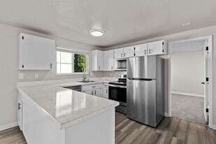 325 S Johnson St in Kennewick, WA - Building Photo