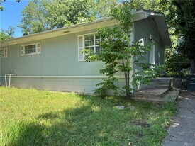 6450 Nicole Ln in Fayetteville, AR - Building Photo