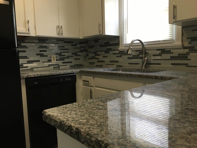 629 Sylvan Ln in Wichita, KS - Building Photo - Building Photo