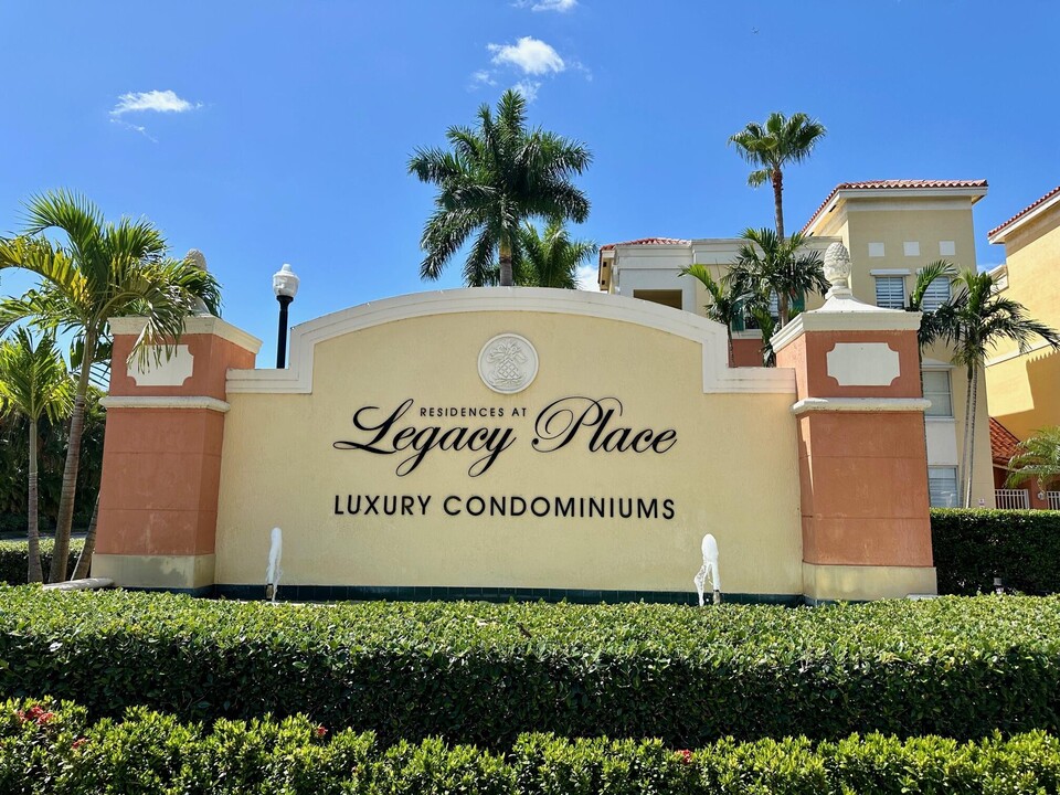 11027 Legacy Blvd in Palm Beach Gardens, FL - Foto de edificio