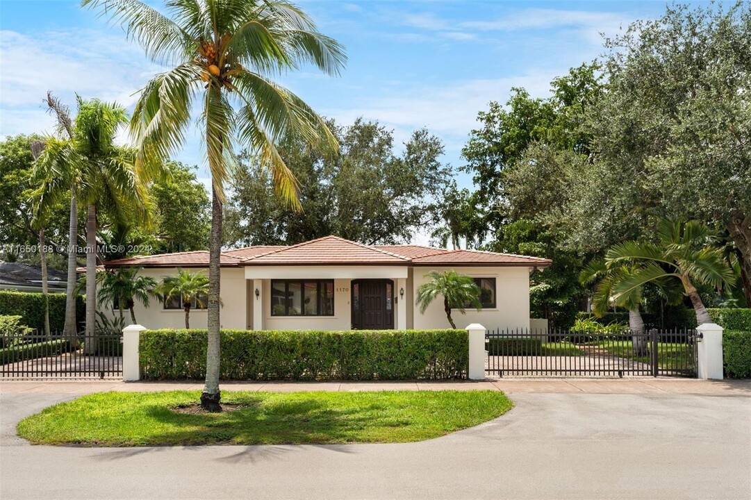 1170 S Alhambra Cir in Coral Gables, FL - Foto de edificio