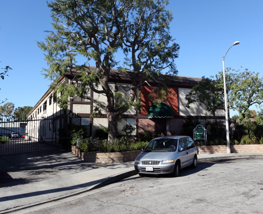 Queen Anne Apartments in Canoga Park, CA - Building Photo