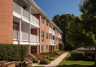 Crestview Apartments in Parlin, NJ - Foto de edificio - Building Photo