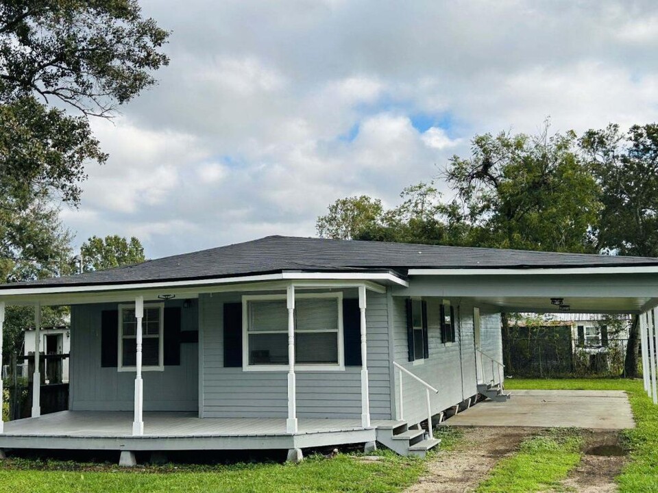 1627 Lennie Johnson St in Crowley, LA - Foto de edificio