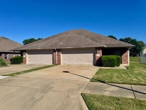 1605 Evening Shade Dr in Fayetteville, AR - Building Photo - Building Photo