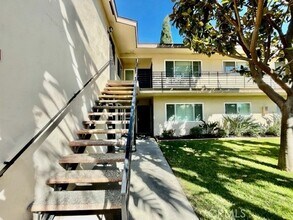 12437 Harris Ave, Unit A in Lynwood, CA - Foto de edificio - Building Photo
