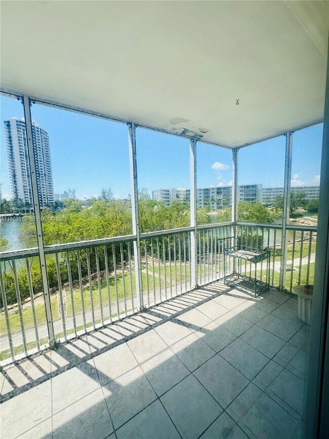 2980 Point E Dr in Aventura, FL - Building Photo - Building Photo