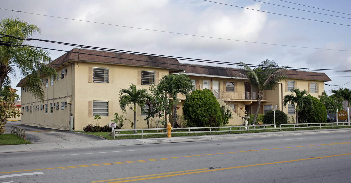 2240 Ludlam Rd in Miami, FL - Foto de edificio