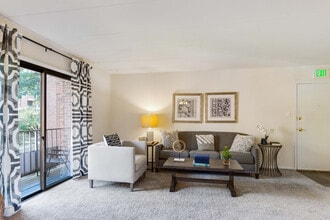 Parkway Apartments in Williamsburg, VA - Building Photo - Interior Photo