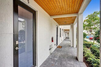10437 NW 82nd St, Unit 5 in Doral, FL - Building Photo - Building Photo