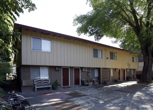 218 University Ave in Davis, CA - Foto de edificio - Building Photo