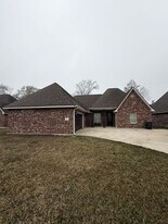 205 Oakwood Dr in Lake Charles, LA - Building Photo