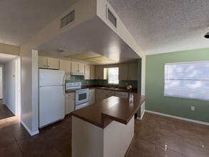 2479 Twin Dr-Unit -28 in Sarasota, FL - Building Photo - Building Photo