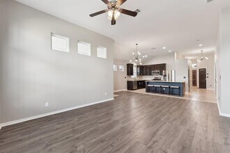 225 Shirley Dr in Buda, TX - Foto de edificio - Building Photo